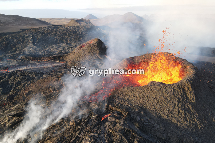 Volcan actif jeune - Cratère de volcan en activité (Fagradalsfjall, Islande, avril 2021) - gryphea.com